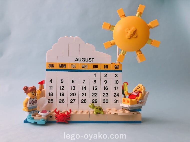 レゴで作った8月のカレンダー