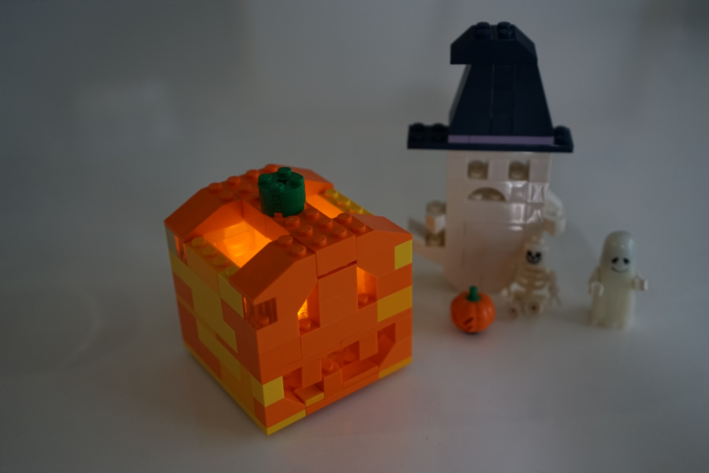 レゴで作ったハロウィンの小物（かぼちゃとおばけ）