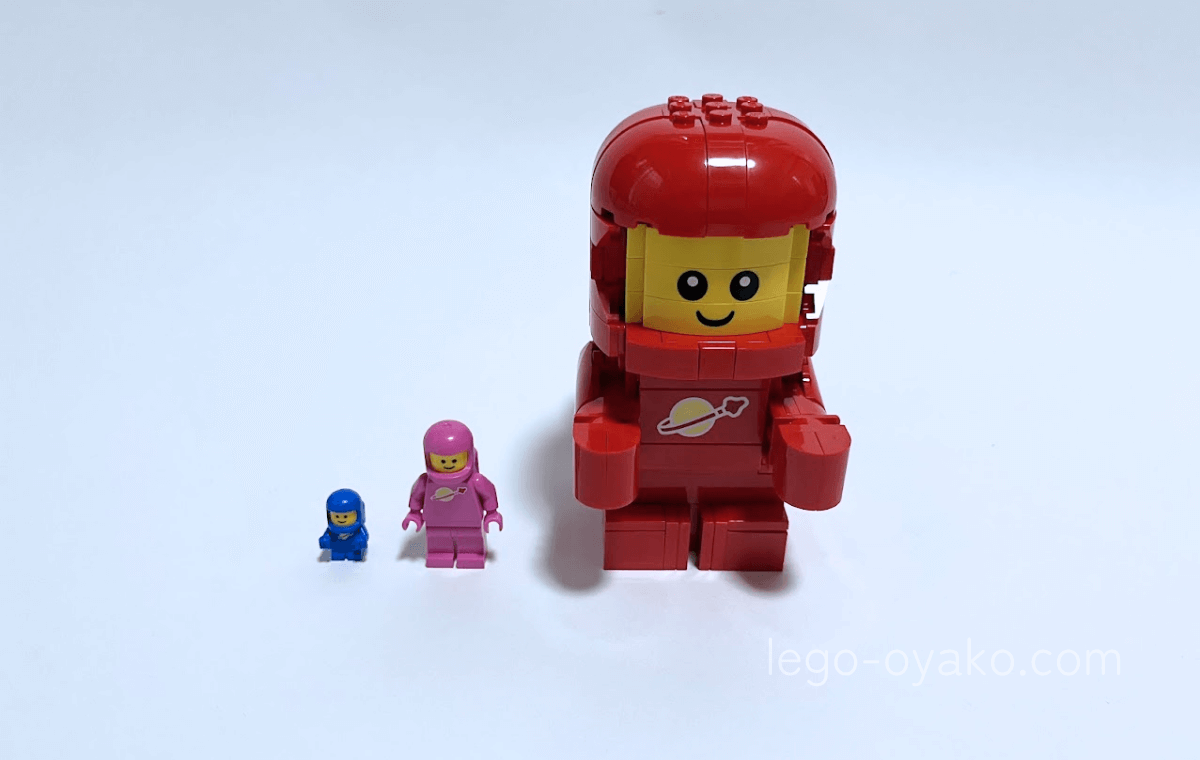赤ちゃん宇宙飛行士 デラックス ミニフィギュア(40767)を、ミニフィグ、マイクロキャラクターと並べた様子
