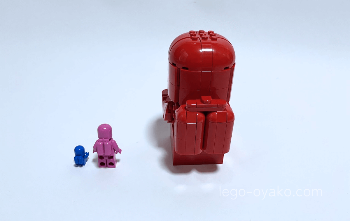 赤ちゃん宇宙飛行士 デラックス ミニフィギュア(40767)を、ミニフィグ、マイクロキャラクターと並べた様子
