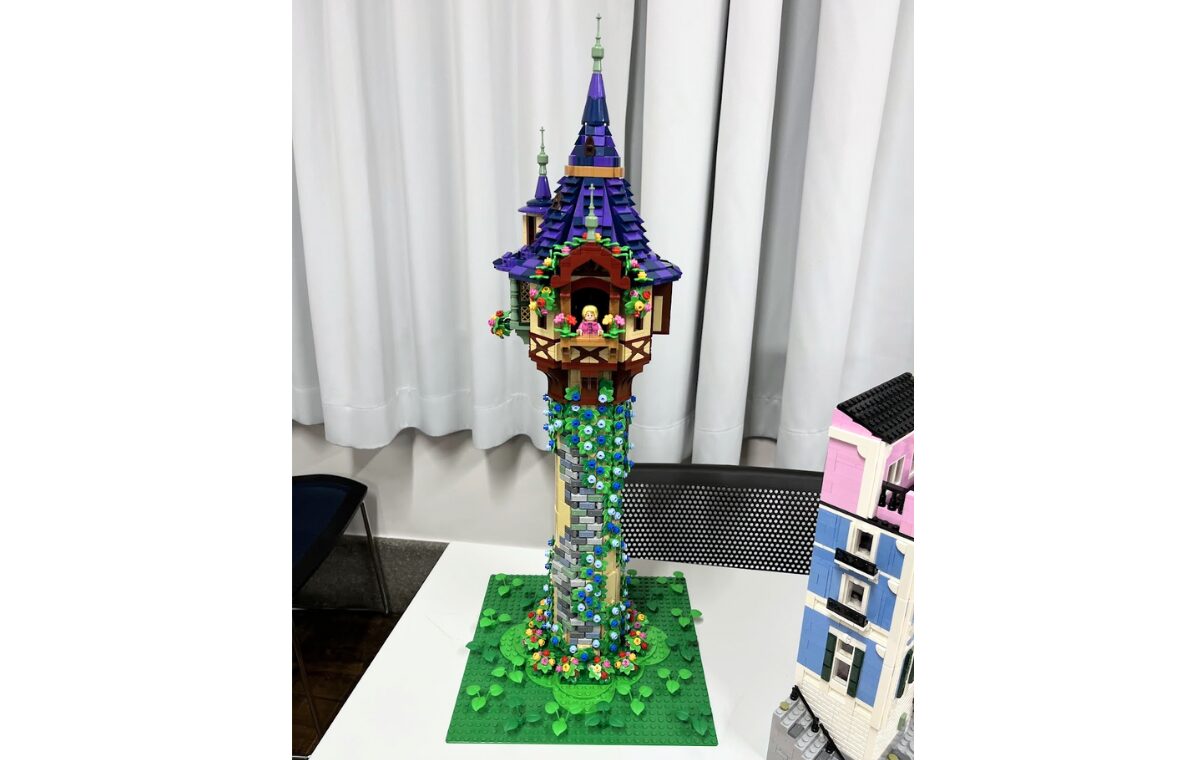 第76回東大駒場祭・レゴ部の展示(ラプンツェルの塔)