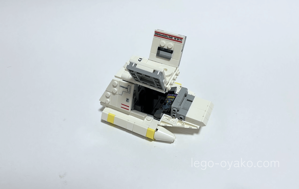 レゴStar Trek: Type-15 Shuttlepod™(40768)を組み立てている様子