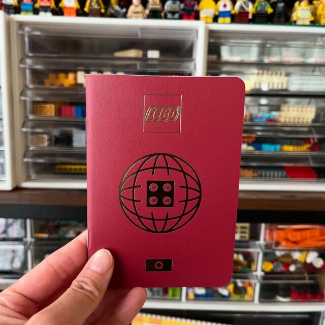 レゴストアのパスポートでスタンプ貯めよう！

子どもを対象にした、レゴストアのスタンプサービス✨店舗によって異なるスタンプを集められるよー。

このサービス、2023年に始まったもの。
当時の情報しか見つからず、今もやっているのか分からなかったんだけど、2025年でも店舗のスタッフさんに声をかけたらパスポートもらえました🙌

スタンプ集めるのって、ワクワクするよねー。
娘も「これすっごいかわいい😍もっと集めたい」と目を輝かせてました。

くわしい説明＆レポートは、ブログを見てくださいー
@lego.oyako 

#レゴパスポート #レゴ好き #レゴストア #スタンプ集め #lego