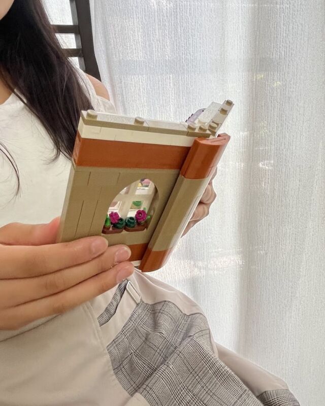 手に持つと、本を読んでるみたい…！？

19日開始のレゴ購入者特典「ジェーン・オースティンへのオマージュ（40766）」を組み立てました📕

お気に入りは、なんと言っても開いた本のようなデザインなこと！

それから、ピアノのペダルがスプーンみたいなパーツの見立てで作られていること。

あと、形も大きさもバラバラな絵画がとってもかわいい！

組み立てたレビューをブログに書きました
→@lego.oyako

📕レゴジャパンより、レビュー用にセットの提供をいただきました🙏

#レゴ #レゴ好き #lego #pr
